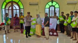 Kapolsek Betara AKP Bambang Soestyo saat menyerahkan Bantuan Sosial (Humas)