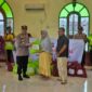 Kapolsek Betara AKP Bambang Soestyo saat menyerahkan Bantuan Sosial (Humas)