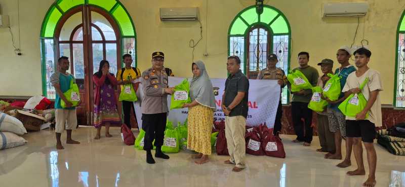 Kapolsek Betara AKP Bambang Soestyo saat menyerahkan Bantuan Sosial (Humas)