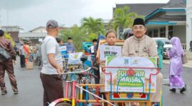 Bupati Anwar Sadat bersama salah seorang Anak (Pro)