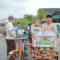 Bupati Anwar Sadat bersama salah seorang Anak (Pro)