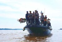 Kapolres Tanjab Barat AKBP Agung Basuki dan Waka Polres Johan Christy Silaen Bersama PJU saat Pelarungan Bunga di Sungai Pengabuan (Ist)