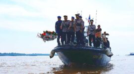 Kapolres Tanjab Barat AKBP Agung Basuki dan Waka Polres Johan Christy Silaen Bersama PJU saat Pelarungan Bunga di Sungai Pengabuan (Ist)