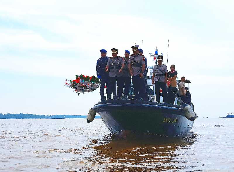 Kapolres Tanjab Barat AKBP Agung Basuki dan Waka Polres Johan Christy Silaen Bersama PJU saat Pelarungan Bunga di Sungai Pengabuan (Ist)
