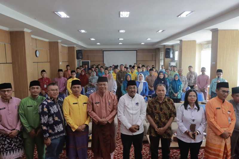Bupati Anwar Sadat bersama Wabup Katamso dan undangan yang hadir (Pro)