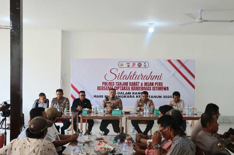 Kapolres AKBP Agung Basuki didampingi Waka Polres Kompol Johan Christy Silaen dan Awak Media saat Sarapan Pagi disela Kegiatan Silaturahmi (Humas)
