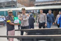 Kapolres Tanjab Barat AKBP Agung Basuki bersama PJU Berikan Bansos Sembako ke Abang Penarik Gerobak (Ist)