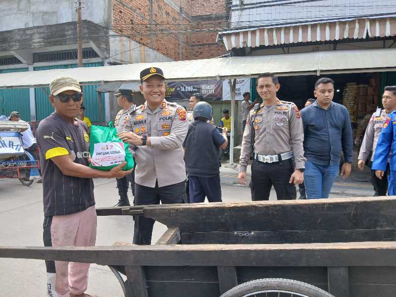 Kapolres Tanjab Barat AKBP Agung Basuki bersama PJU Berikan Bansos Sembako ke Abang Penarik Gerobak (Ist)