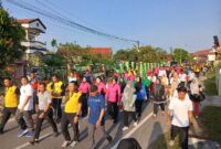 Bupati Tanjab Barat Anwar Sadat Bersama Dandim 0419/Tanjab Letkol Arm Dwi Sutaryo dan Kapolres AKBP Agung Basuki serta Ratusan orang saat Jalan Santai Semarak Bhayangkara (Ist)