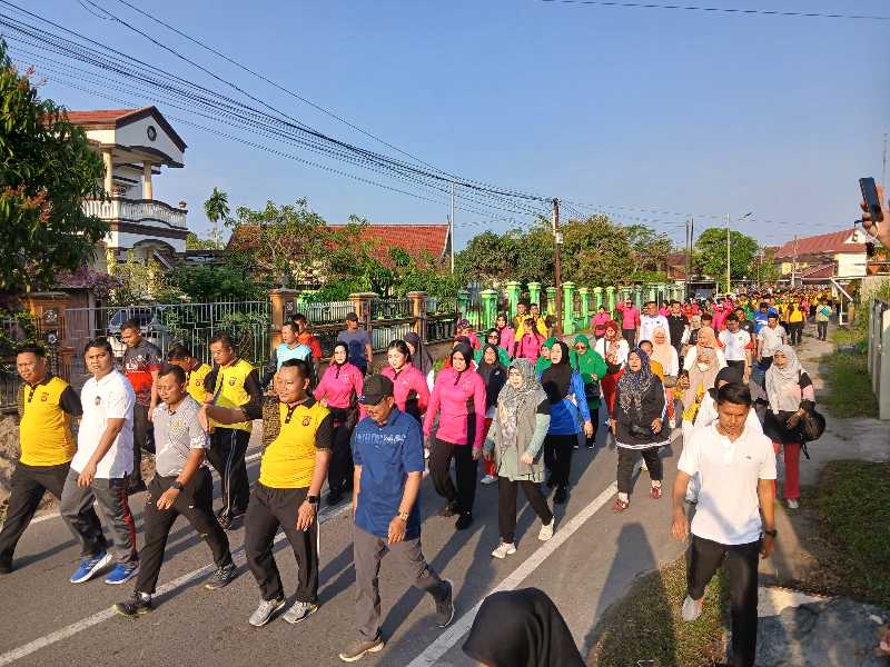 Bupati Tanjab Barat Anwar Sadat Bersama Dandim 0419/Tanjab Letkol Arm Dwi Sutaryo dan Kapolres AKBP Agung Basuki serta Ratusan orang saat Jalan Santai Semarak Bhayangkara (Ist)