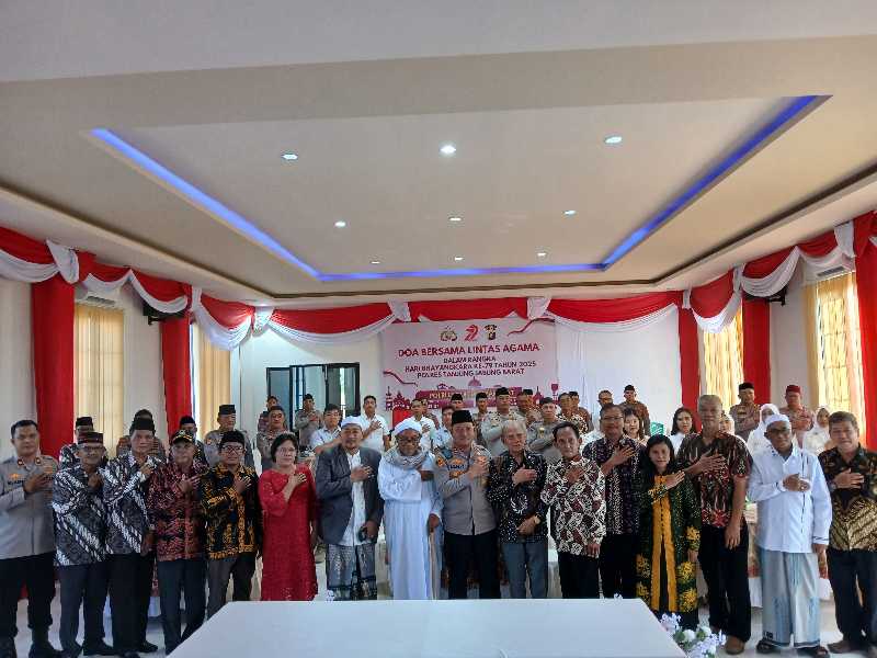 Kapolres Tanjab Barat AKBP Agung Basuki dan Waka Polres Kompol Johan Christy Silaen bersama pemuka Agama di Kuala Tungkal (Ist)