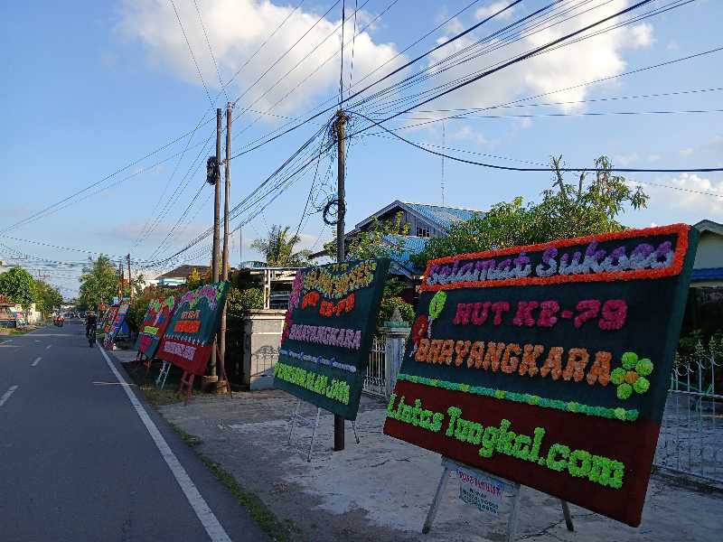 Papan Bunga Ucapan  HUT Bhayangkara ke-79 Dari Mitra dalam Relasi Polres Tanjab Barat (Ist)
