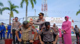 Didampingi Ketua Bhayangkari Ny Eka Mutya Agung, Kapolres Tanjab Barat AKBP Agung Basuki melaksanakan prosesi siraman kepada Perwira yang naik Pangkat (Ist)