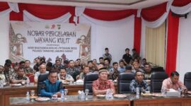 Kapolres Tanjab Barat AKBP Agung Basuki bersama Forkopimda, masyarakat dan Personel saat Nobar Pergelaran Wayang Kulit (Humas)