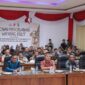 Kapolres Tanjab Barat AKBP Agung Basuki bersama Forkopimda, masyarakat dan Personel saat Nobar Pergelaran Wayang Kulit (Humas)