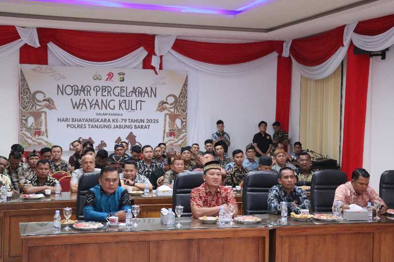 Kapolres Tanjab Barat AKBP Agung Basuki bersama Forkopimda, masyarakat dan Personel saat Nobar Pergelaran Wayang Kulit (Humas)