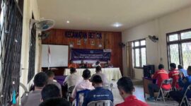 Kapolsek Betara bersama Forkopimcam, masyarakat dan pihak perusahaan saat rapat koordinasi (Humas)