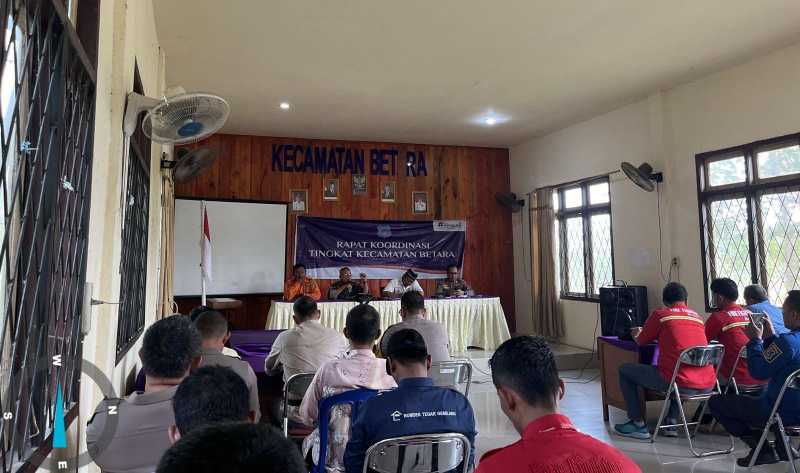 Kapolsek Betara bersama Forkopimcam, masyarakat dan pihak perusahaan saat rapat koordinasi (Humas)