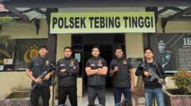 Kapolsek Tebing Tinggi IPDA Andi Ilham Junaidi bersama Anggota dan Ketiga Terduga Pelaku Curanmor (Humas)
