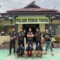 Kapolsek Tebing Tinggi IPDA Andi Ilham Junaidi bersama Anggota dan Ketiga Terduga Pelaku Curanmor (Humas)