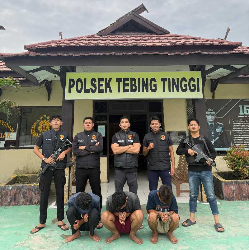 Kapolsek Tebing Tinggi IPDA Andi Ilham Junaidi bersama Anggota dan Ketiga Terduga Pelaku Curanmor (Humas)