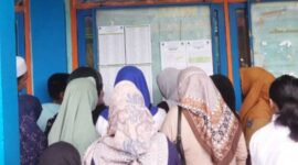 Orang Tua Murid Saat Membaca Pengumuman Untuk Daftar Ulang di SMPN 3 Tanjab Barat (ist)