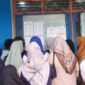 Orang Tua Murid Saat Membaca Pengumuman Untuk Daftar Ulang di SMPN 3 Tanjab Barat (ist)
