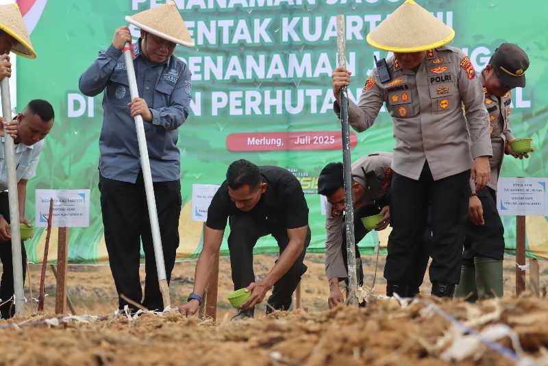 Usai Zoom Meeting, AKBP Agung Basuki, Wabup Katamso dan Forkopimda Tanam Jagung Kuartal III (Humas)
