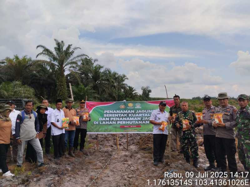 Kapolsek Betara AKP Bambang Soestyo Bersama Camat dan Unsur Forkopimcam (Humas)