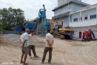 Personel Satpol PP Tanjab Barat Cek Lokasi Batching Plant. (dok eko mj)