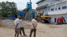 Personel Satpol PP Tanjab Barat Cek Lokasi Batching Plant. (dok eko mj)