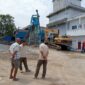Personel Satpol PP Tanjab Barat Cek Lokasi Batching Plant. (dok eko mj)