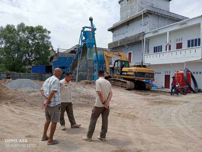 Personel Satpol PP Tanjab Barat Cek Lokasi Batching Plant. (dok eko mj)