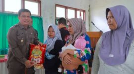 Wakil Bupati Tanjab Barat Katamso menyerahkan Bantuan Program GENTING  (pro)