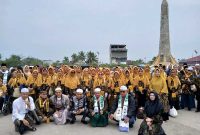 Hj Askiah bersama Kabag Kesra Setda Tanjab Barat H Hidayat Kasuma dan Para Ustadz Pemimpin Tur serta Para Jamaah (ist)