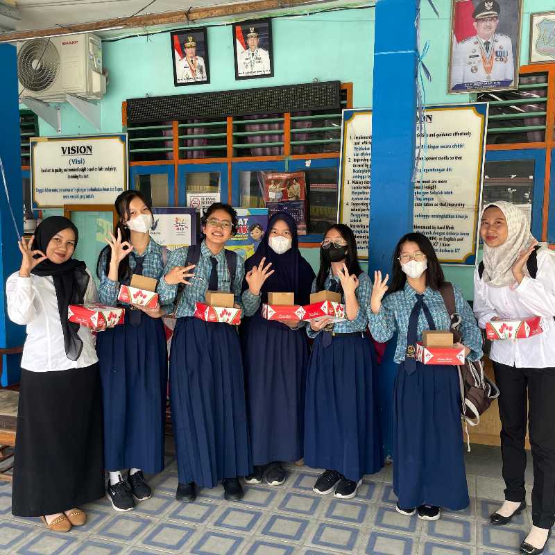 Para Siswi SMPN 3 Tanjab Barat Bersama Guru Pembina Sebelum Mengikuti Olimpiade Sains Nasional (Ist)