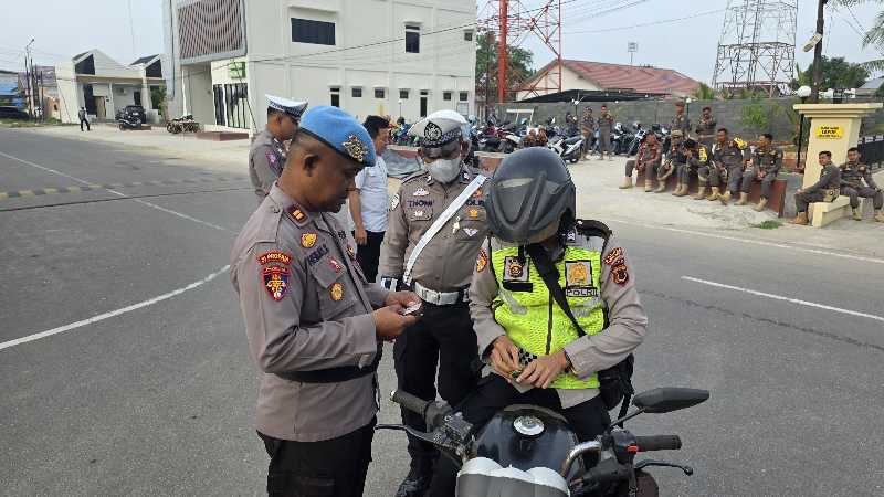 Kasi Propam IPTU Hendri bersama Personel Satlantas Polres Tanjab Barat periksa kelengkapan Surat-Surat Kendaraan Personel (Humas)