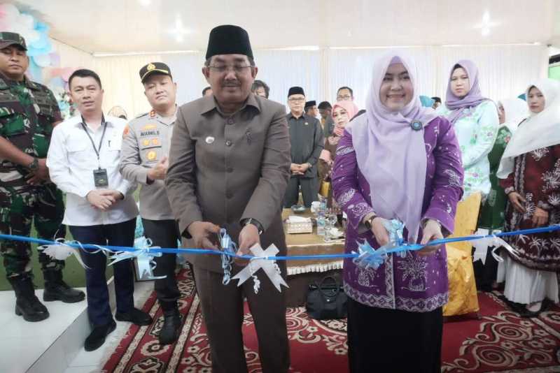 Bersama Bunda PAUD Hj Fadhilah Sadat Bupati  H Anwar Sadat Resmikan Gedung Baru TK Negeri Tanjab Barat (pro)