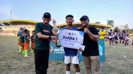 Staf Ahli Bupati H Angsori didampingi Ketua ASKAB PSSI Tanjab Barat Endri Avian serahkan Tropi Juara I Piala Soeratin 2025 U15 Grappipur (Humas)