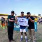 Staf Ahli Bupati H Angsori didampingi Ketua ASKAB PSSI Tanjab Barat Endri Avian serahkan Tropi Juara I Piala Soeratin 2025 U15 Grappipur (Humas)
