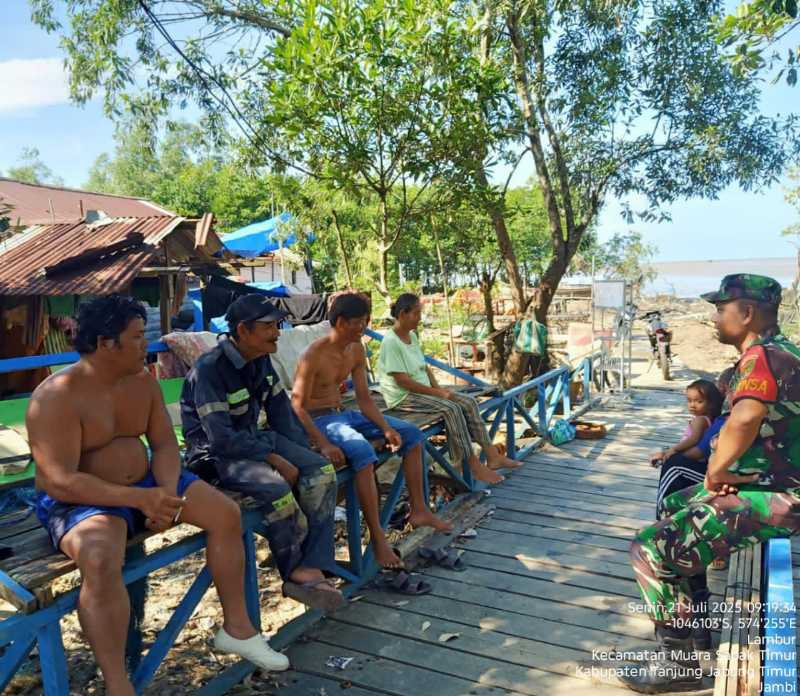 Sertu I. S. Silitonga Laksanakan Komsos Dengan Warga Desa Lambur Luar (pentjb)