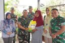 Dandim 0419/Tanjab Letkol Arm Dwi Sutaryo menyerahkan Beras SPHP Kepada Warga (pentjb)