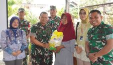 Dandim 0419/Tanjab Letkol Arm Dwi Sutaryo menyerahkan Beras SPHP Kepada Warga (pentjb)