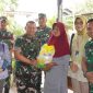 Dandim 0419/Tanjab Letkol Arm Dwi Sutaryo menyerahkan Beras SPHP Kepada Warga (pentjb)