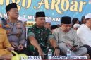 AKBP Agung Basuki bersama Dandim 0419/Tanjab Letkol Arm Dwi Sutaryo dan Ketua DPRD Tanjab Barat Hamdani saat menghadiri Tablig Akbar (hms)