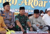 AKBP Agung Basuki bersama Dandim 0419/Tanjab Letkol Arm Dwi Sutaryo dan Ketua DPRD Tanjab Barat Hamdani saat menghadiri Tablig Akbar (hms)