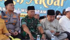 AKBP Agung Basuki bersama Dandim 0419/Tanjab Letkol Arm Dwi Sutaryo dan Ketua DPRD Tanjab Barat Hamdani saat menghadiri Tablig Akbar (hms)