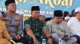 AKBP Agung Basuki bersama Dandim 0419/Tanjab Letkol Arm Dwi Sutaryo dan Ketua DPRD Tanjab Barat Hamdani saat menghadiri Tablig Akbar (hms)