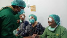 Bupati Tanjab Barat Anwar Sadat Berbincang Dengan Warga (Ist)