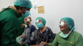 Bupati Tanjab Barat Anwar Sadat Berbincang Dengan Warga (Ist)